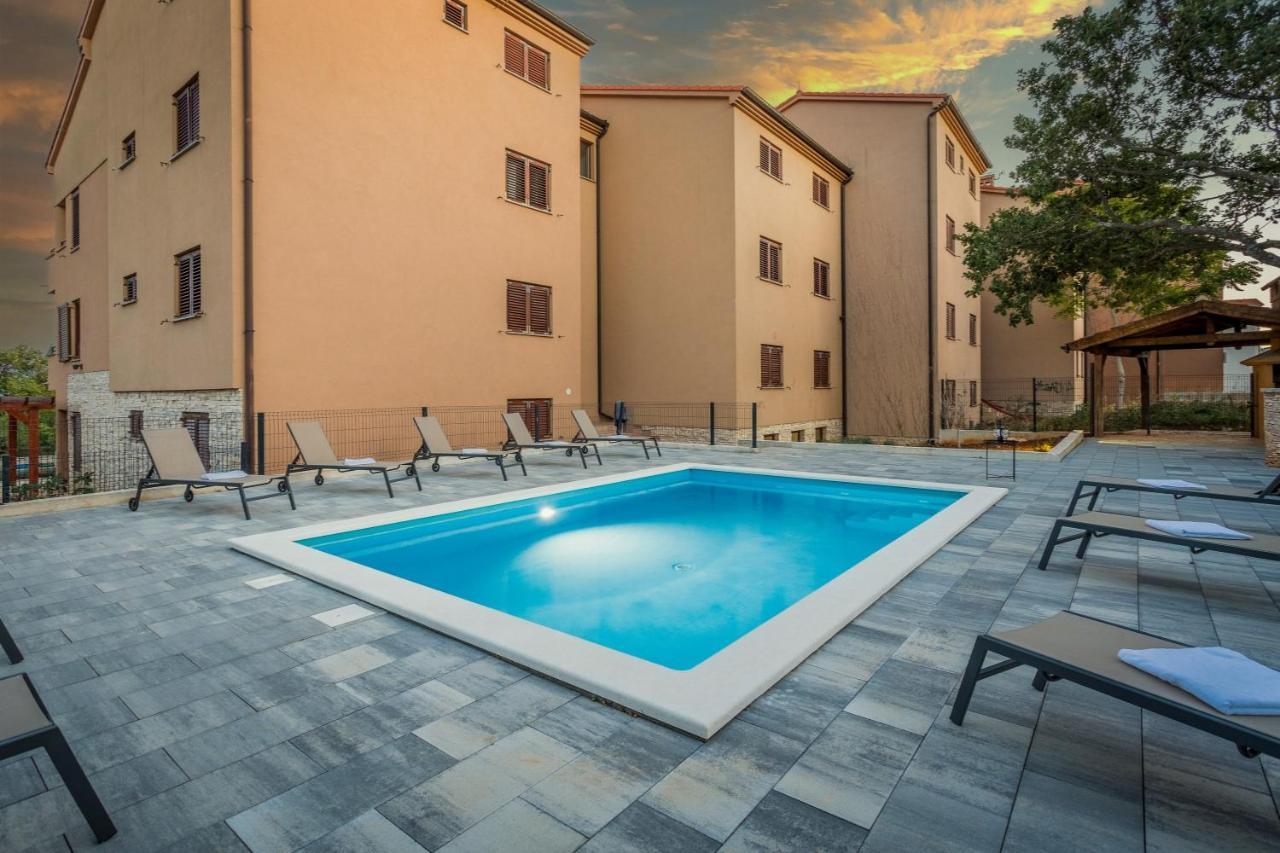Apartments Cesare With Shared Pool Liznjan Bagian luar foto
