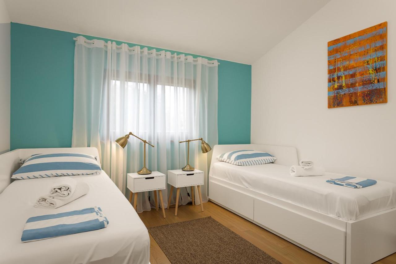 Apartments Cesare With Shared Pool Liznjan Bagian luar foto