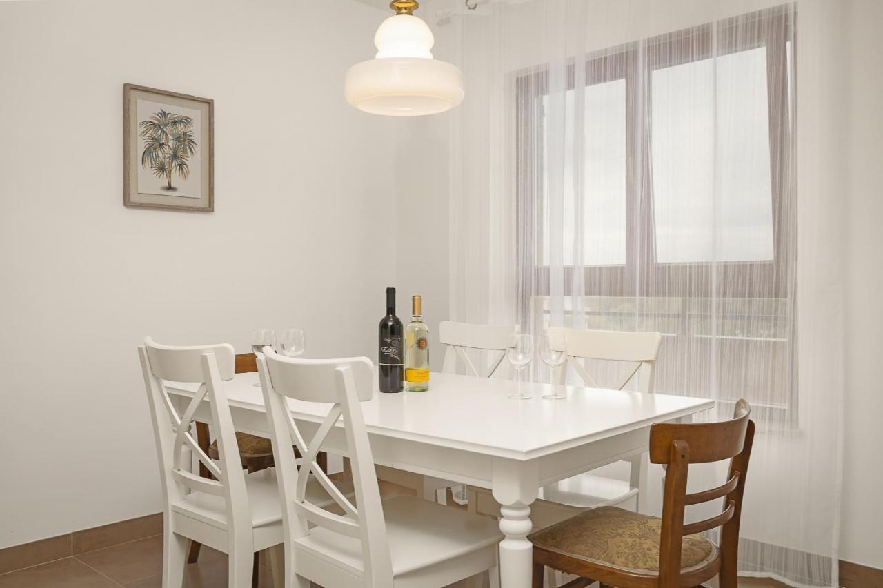 Apartments Cesare With Shared Pool Liznjan Bagian luar foto