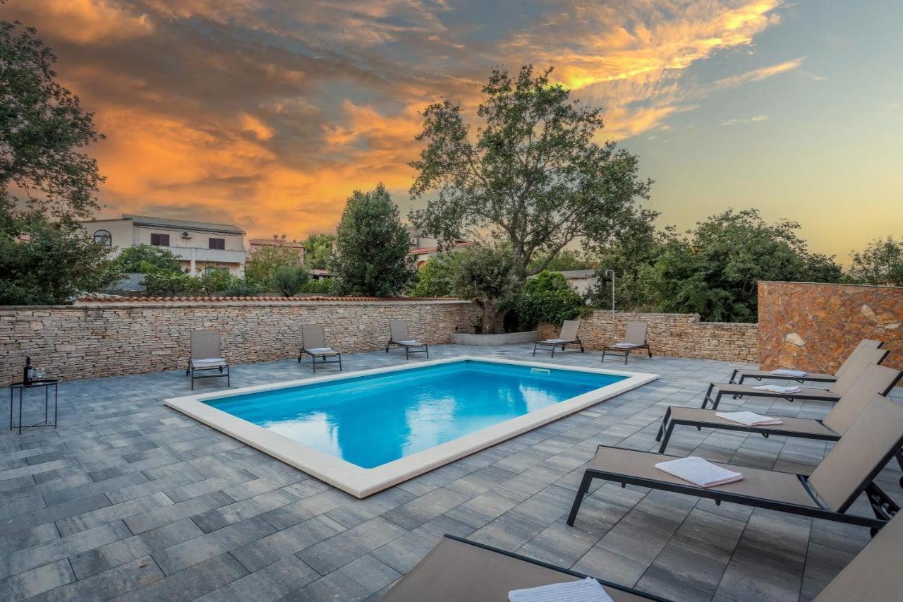 Apartments Cesare With Shared Pool Liznjan Bagian luar foto