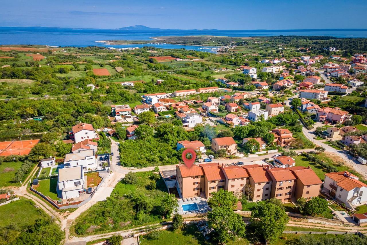 Apartments Cesare With Shared Pool Liznjan Bagian luar foto