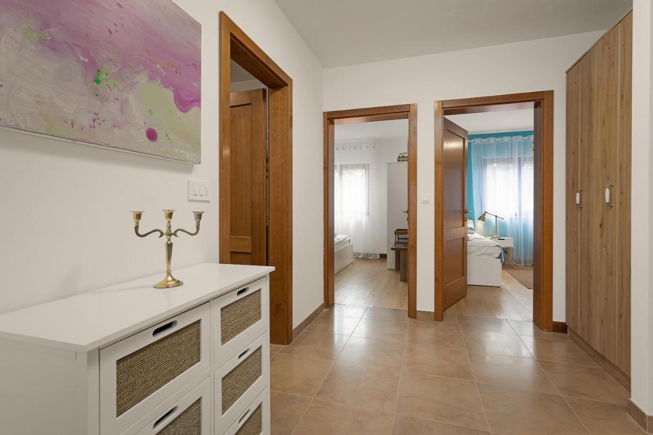 Apartments Cesare With Shared Pool Liznjan Bagian luar foto