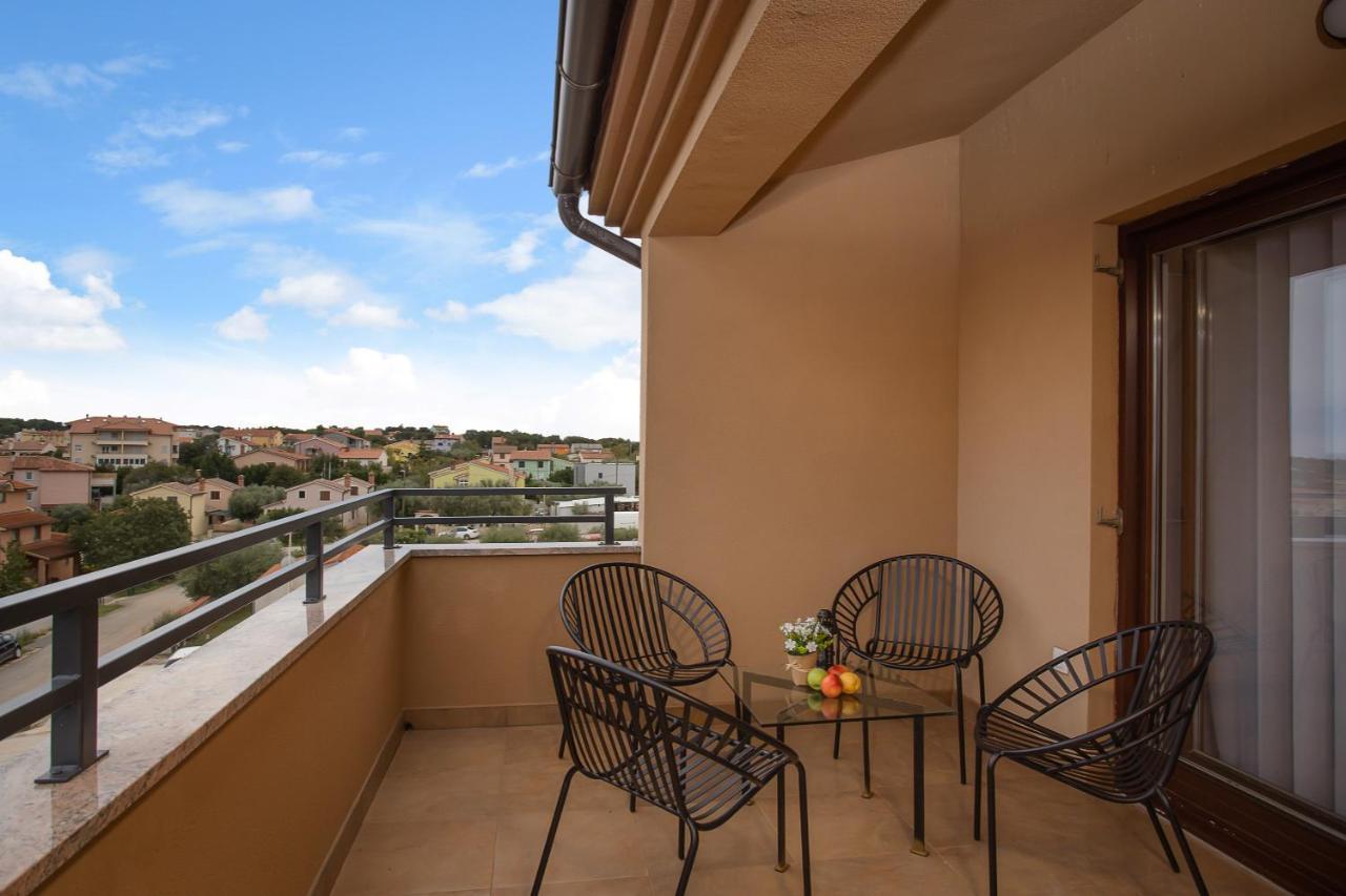 Apartments Cesare With Shared Pool Liznjan Bagian luar foto