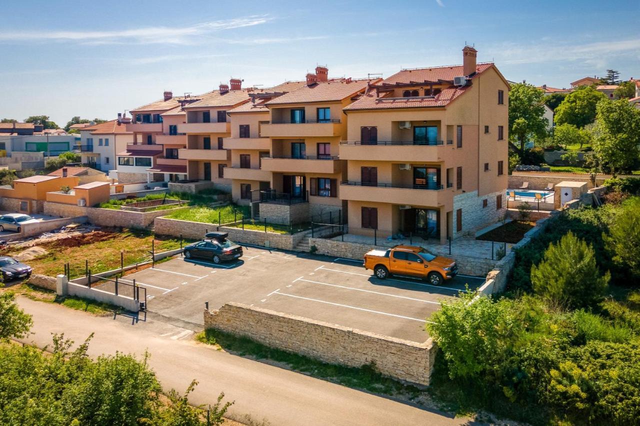 Apartments Cesare With Shared Pool Liznjan Bagian luar foto