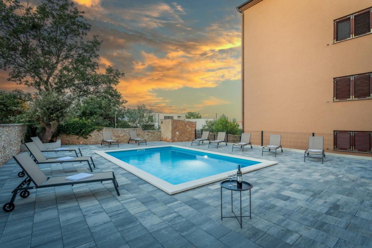 Apartments Cesare With Shared Pool Liznjan Bagian luar foto