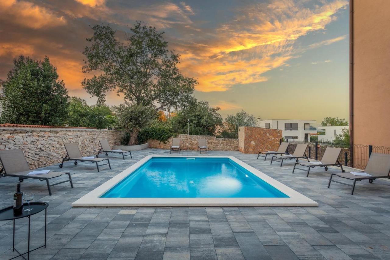Apartments Cesare With Shared Pool Liznjan Bagian luar foto