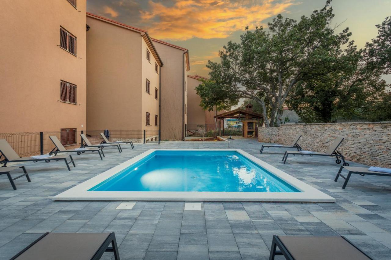 Apartments Cesare With Shared Pool Liznjan Bagian luar foto