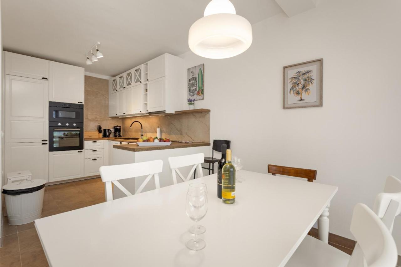 Apartments Cesare With Shared Pool Liznjan Bagian luar foto